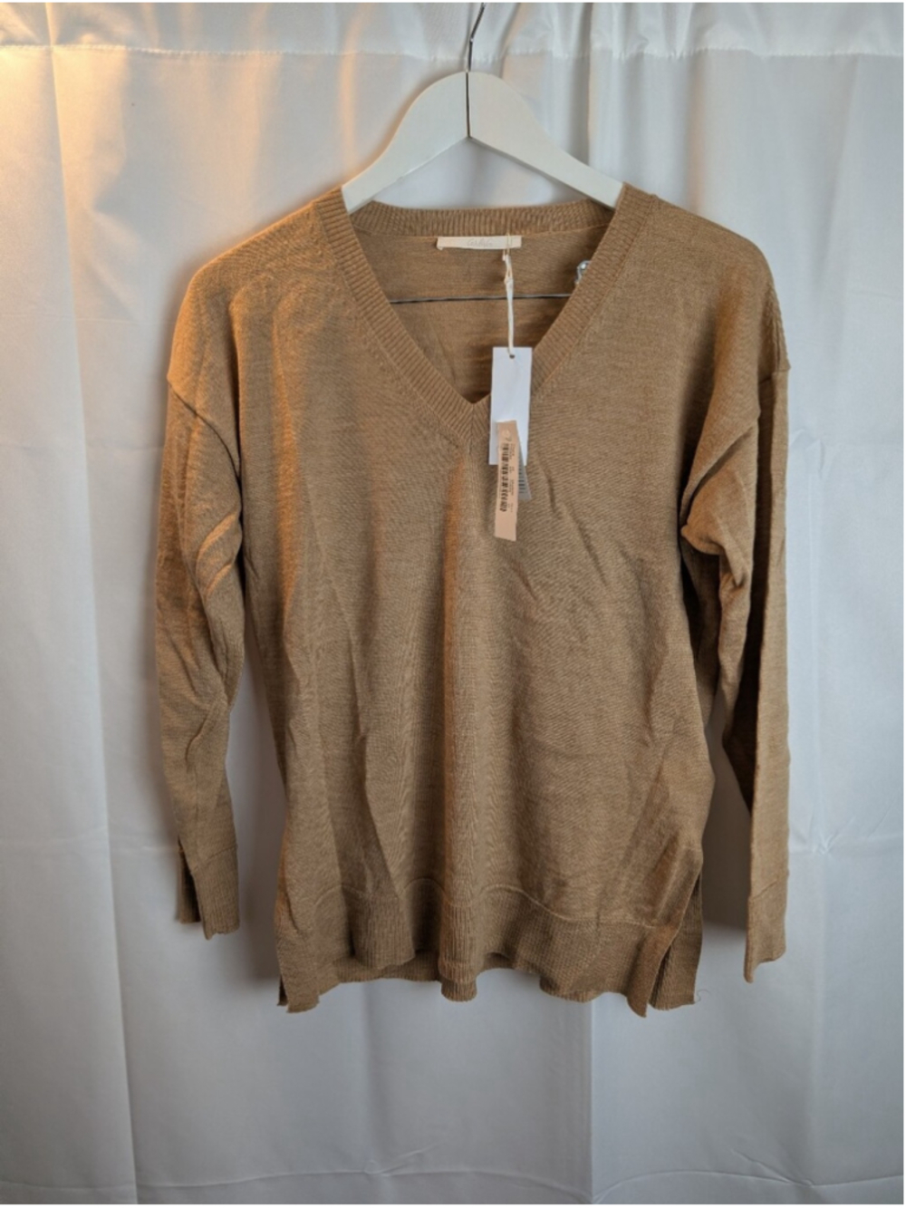 Carla G. beige lightweight knit V-neck sweater size 8 BNWT